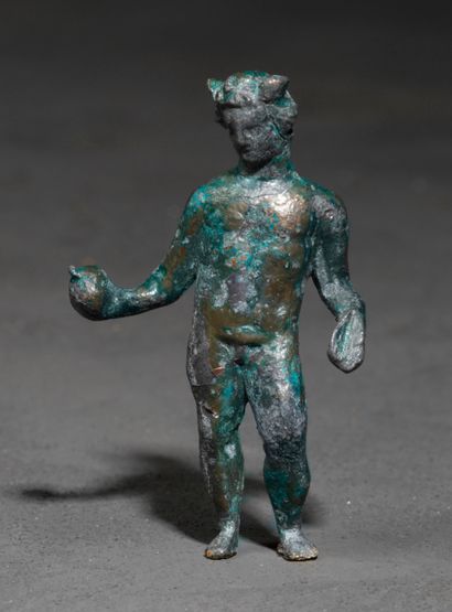  Statuette de Mercure, nu, tenant une bourse. Bronze à patine marron lisse. Bras...
