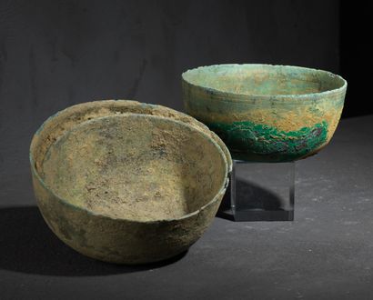  ﻿Lot d’une concrétion de deux bols et un bol 
Vietnam, période Hán-Việt, 1°-3° siècle,...