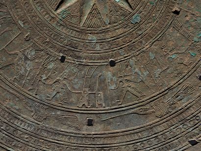  Tympan de tambour de bronze Vietnam, culture de Đông Sơn, 5°-1° siècle BCE 
Bronze...