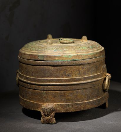  ﻿Vase pour chauffer le vin jiuzun 
Vietnam, période Hán-Việt, 1°-3° siècle, 
Bronze,...