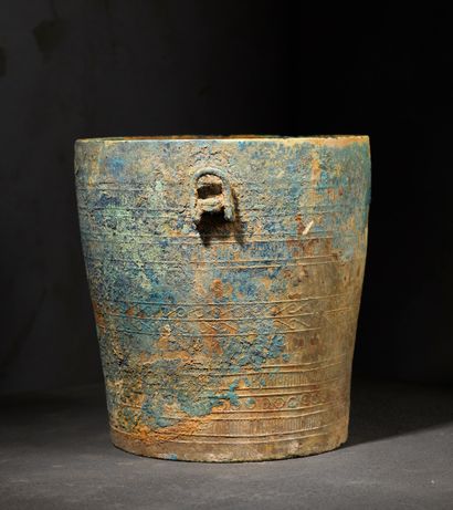  Situle 
Vietnam, culture de Đông Sơn, 3°-1° siècle BCE, 
Bronze à patine archéologique,...