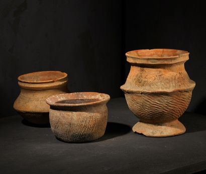  ﻿Lot de trois pots 
Vietnam, Culture de Đông Sơn, 3°-1° siècle BCE, 
Terre-cuite,...