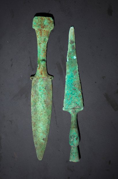 ﻿Deux glaives courts 
Vietnam, culture de Đông Sơn, 3°-1° siècle BCE, 
Bronze à...