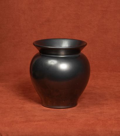 Paul BONIFAS (1902-1975) Vase à large col 
Terre lustrée noire 
Signature manuscrite...