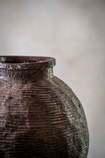 Chine, Henan Paire de vases 
Grès Date de création : milieu du XXe s. H 45 L 29 P...