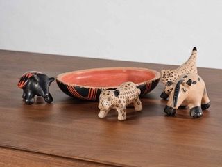 Brésil, Communauté indigène Haut-Xingu Four animal sculptures and a cup 
Ceramic...