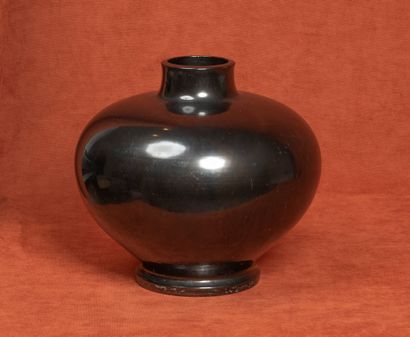 Paul BONIFAS (1902-1975) Grand vase boule à col étroit 
Terre lustrée noire 
Signature...