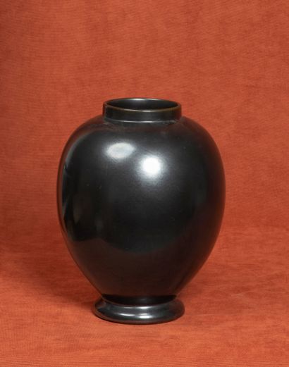 Paul BONIFAS (1902-1975) Vase boule 
Terre lustrée noire 
 Date de création : vers...