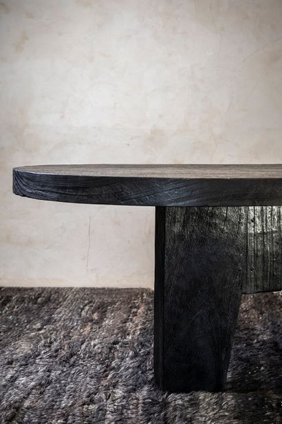 INDONÉSIE Table de salle à manger 
Manguier massif, bois brûlé Date de création :...