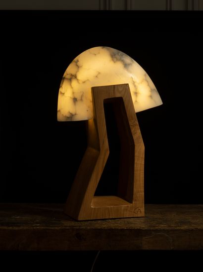Carlos Arminho (né en 1954) Lampe de table 
Albâtre et châtaignier Date de création...