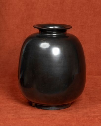 Paul BONIFAS (1902-1975) Grand vase cylindrique 
Terre lustrée noire 
Signature manuscrite...