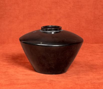 Paul BONIFAS (1902-1975) Vase conique 
Terre lustrée noire 
Signature manuscrite:...
