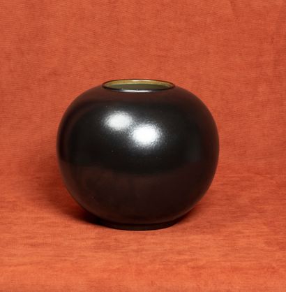 Georges JOUVE (1910-1964) Vase boule 
Céramique lustrée noire, glaçure intérieur...