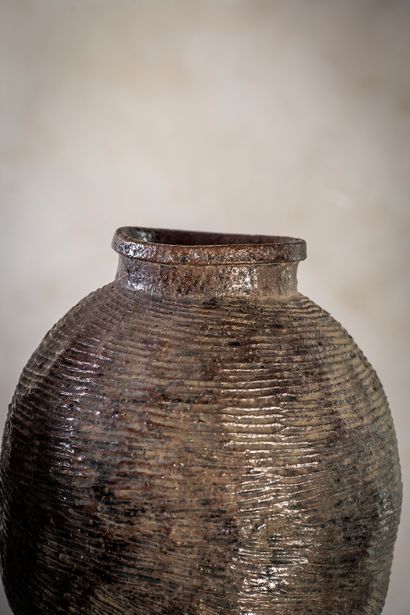 Chine, Henan Paire de vases 
Grès Date de création : milieu du XXe s. H 45 L 29 P...