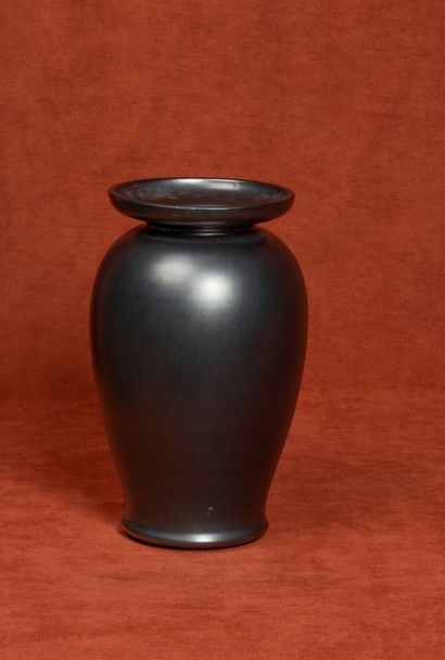 Paul BONIFAS (1902-1975) Vase avec grand col rond 
Terre lustrée noire 
Signature...