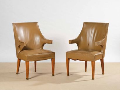 André ARBUS (1903-1969) Gondole 
Paire de fauteuils 
Merisier, cuir d'origine, bronze...
