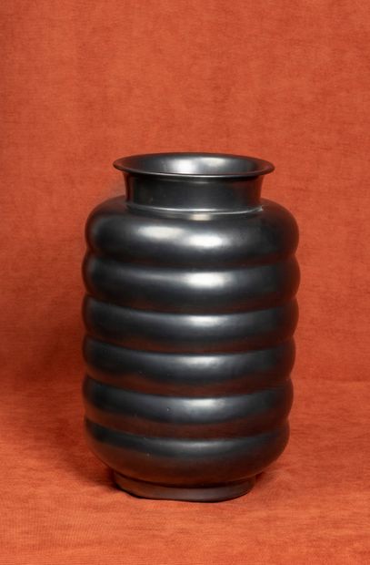 Paul BONIFAS (1902-1975) Grand vase circulaire à côtes 
Terre lustrée noire 
Signature...