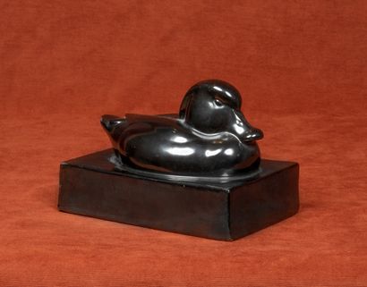 Paul BONIFAS (1902-1975) Sculpture de canard sur une base rectangulaire 
Terre lustrée...