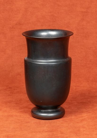 Paul BONIFAS (1902-1975) Vase balustre à large col 
Terre lustrée noire 
Signature...