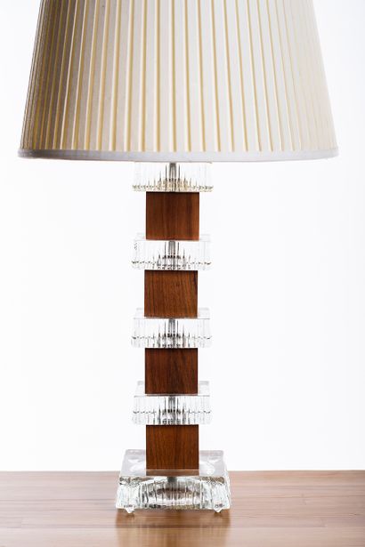 DANEMARK Lampe de table 
Verre et bois Date de création : vers 1970 H 73 D 23 cm...