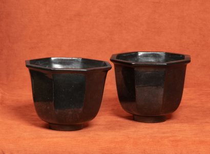 Paul BONIFAS (1902-1975) Paire de vases octogonaux 
Terre lustrée noire 
Tous deux...