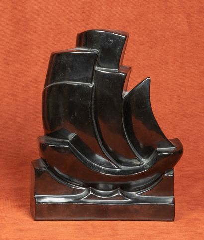 Paul BONIFAS (1902-1975) Sculpture représentant un voilier 
Terre lustrée noire 
Signature...