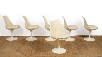 Eero Saarinen (1910-1961) Tulipe ou 150S 
Six chaises pivotantes 
Pied en fonte d'aluminium,...