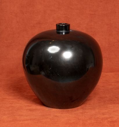 Paul BONIFAS (1902-1975) Vase boule à col étroit 
Terre lustrée noire 
Signature...