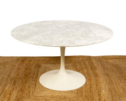 Eero Saarinen (1910-1961) Table de salle à manger 
Fonte d'aluminium et revêtement...