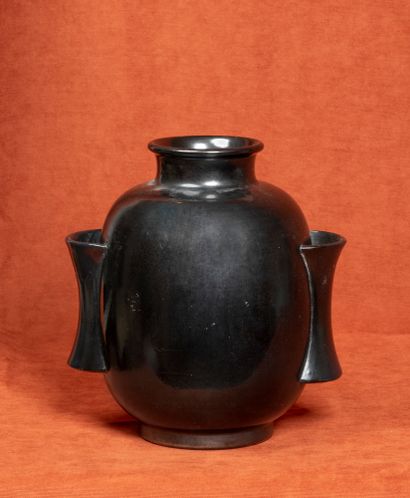 Paul BONIFAS (1902-1975) Paire de vases cylindriques avec deux anses évasées 
Terre...