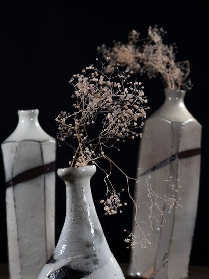Shiro Tsujimura
(1947 - ) Tokkuri (flacon à saké) 
Céramiqueà couverte blanche de...