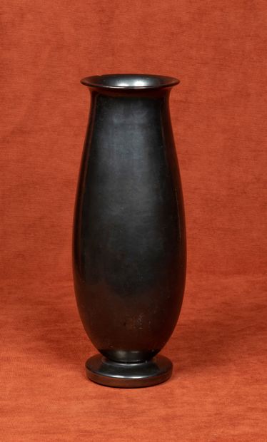 Paul BONIFAS (1902-1975) Vase oblongue 
Terre lustrée noire Date de création : vers...