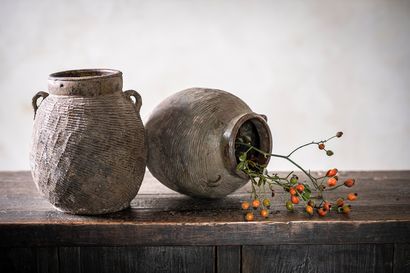 Chine, Henan Paire de vases à anses 
Grès Date de création : milieu du XXe s. H 26...