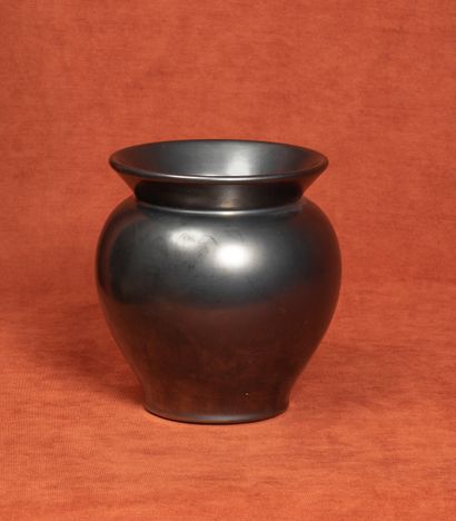 Paul BONIFAS (1902-1975) Vase à large col 
Terre lustrée noire 
Signature manuscrite...