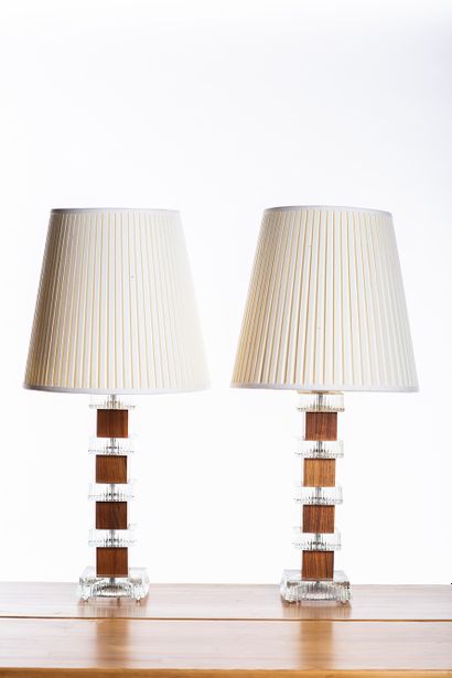DANEMARK Lampe de table 
Verre et bois Date de création : vers 1970 H 73 D 23 cm...