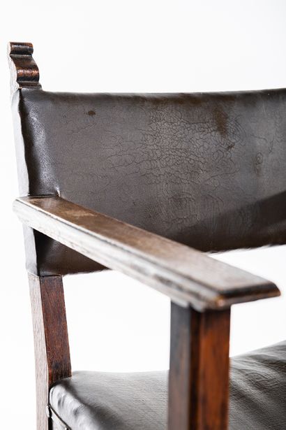 Heinrich Kulka Petit fauteuil 
Bois et cuir Date de création : vers 1900 H 66 L 57...