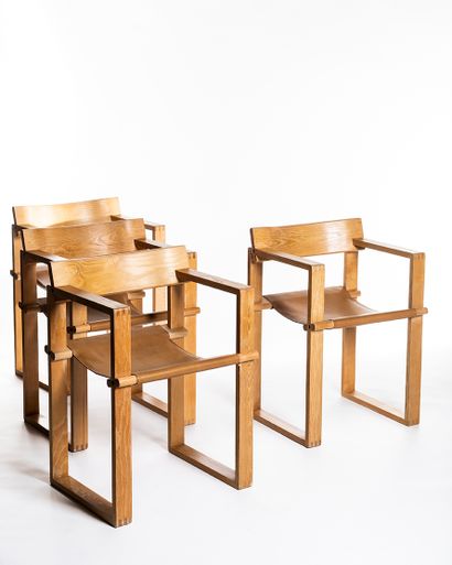 ATE VAN APELDOORN Quatre fauteuils 
Pin et cuir Date de création : vers 1970 H 78,5...