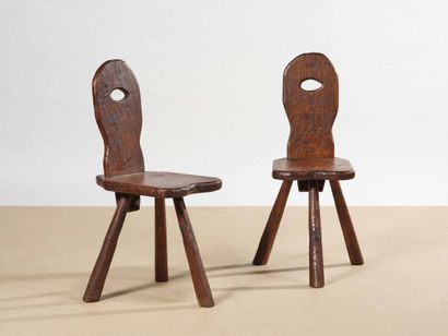 France Deux chaises 
Bois sculpté Date de création : vers 1950 