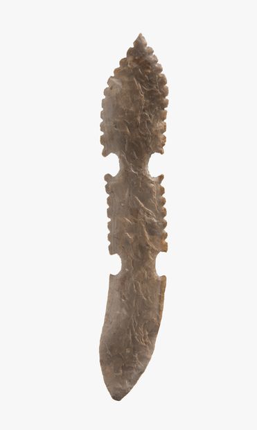  ﻿"Excentrique" 
Silex brun. 
H. 20,2 - l. 4 cm 
Culture Maya, Mexique / Guatemala...