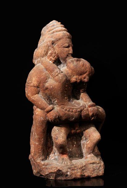 ﻿Couple enlacé 
Inde ca 10°-12° siècle 
Grès...