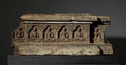 ﻿Frise de six Buddhas 
Inde du nord est,...