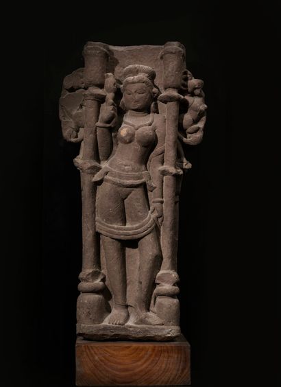 ﻿Divinité féminine 
Inde ca 10° siècle 
Grès...