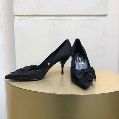 25. VALENTINO 
Pair of pumps covered with...