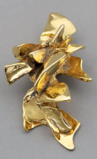 Alicia PENALBA (1913 - 1982) Pendentif à motifs géométriques en bronze doré Haut.:... Gazette Drouot