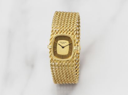 Patek Philippe. Montre bracelet en or jaune 18K (750) cadran sigma mouvement mécanique Pate...