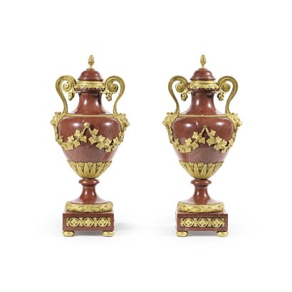  Paire de vases en marbre et bronze doré, de Henry Dasson, 1890

A pair of ormolu-mounted... Gazette Drouot