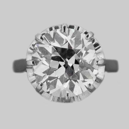 BAGUE SOLITAIRE or gris 750 millièmes sertie d'un diamant taille coussin ancienne de 5,62 carats 