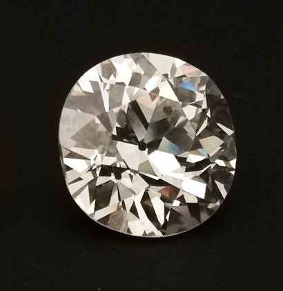 BAGUE SOLITAIRE or gris 750 millièmes sertie d'un diamant taille coussin ancienne...