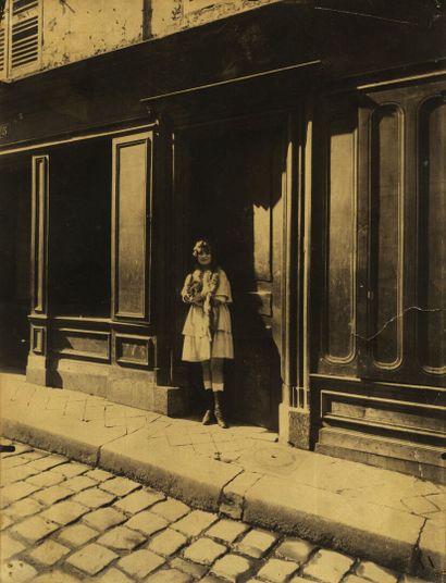 
                         
                             Eugène ATGET Maison close. Versailles, Petite Place, 1921.
                         
                         