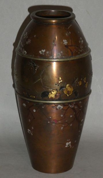 Vase ovoïde en cuivre à décor de branche...